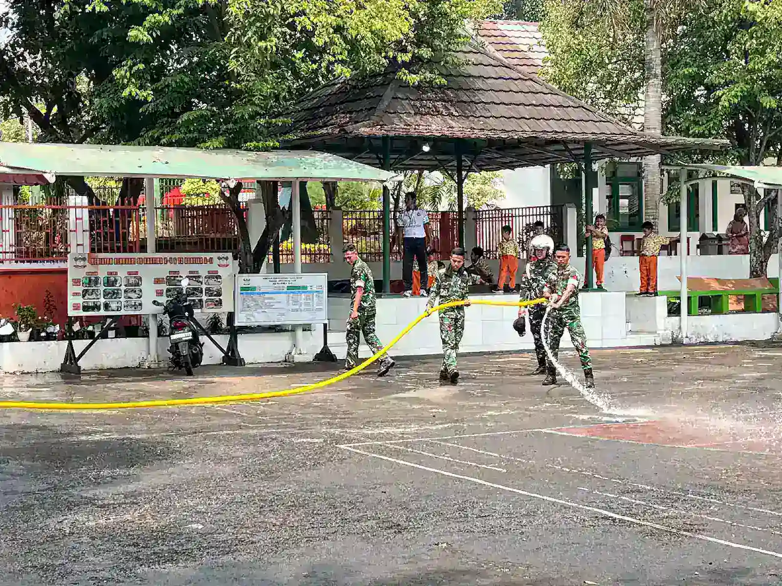 Debu Vulkanik Selimuti Sekolah, Prajurit Gagak Hitam Turun Bersihkan SD Kartika X-