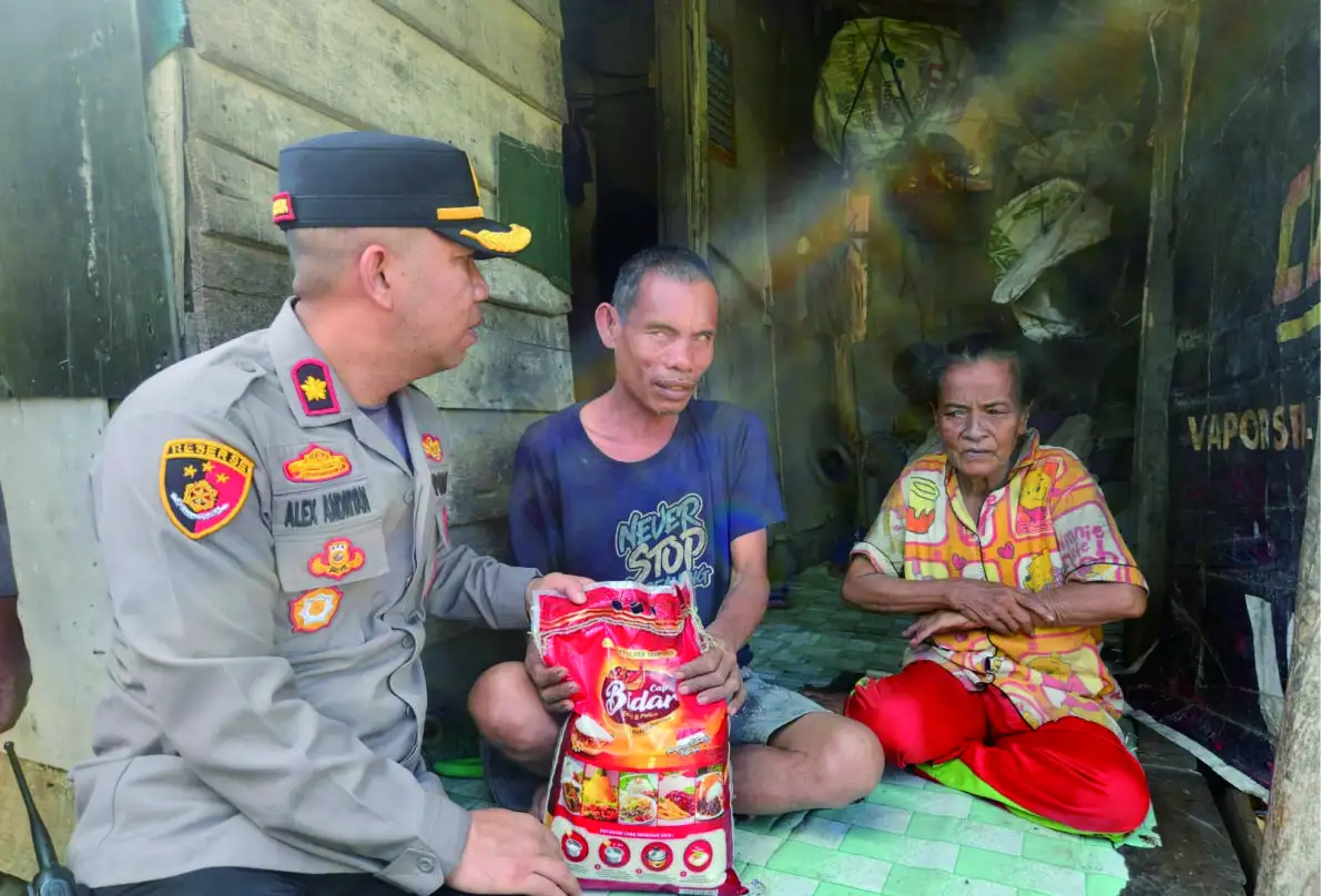 Sambut Hari Bhayangkara ke-80, Polsek Sukarami dan Bhayangkari Salurkan 50 Paket Sembako kepada Warga Kampung Pemulung